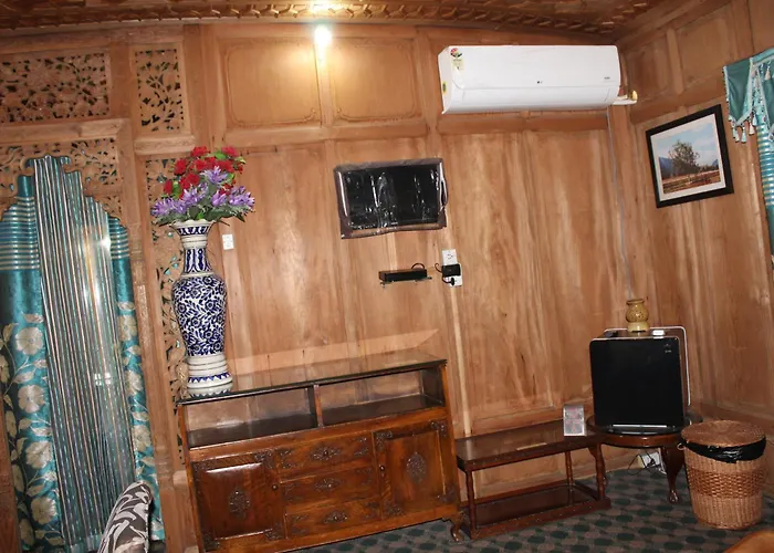 Swan Heritage Houseboats