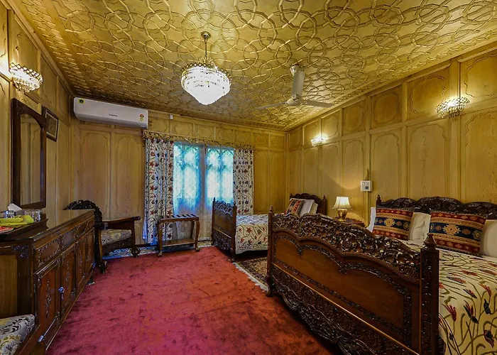 Dastan Heritage Houseboats